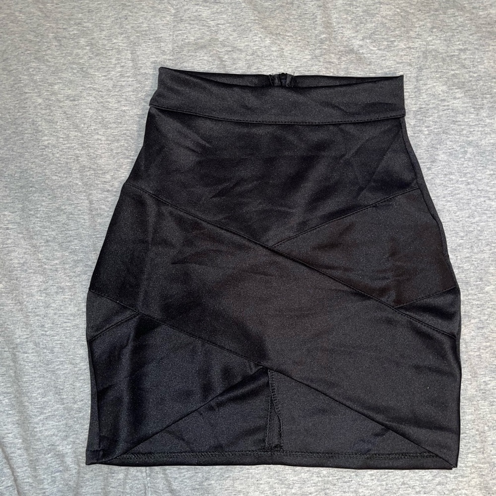 BLACK MINI SKIRT